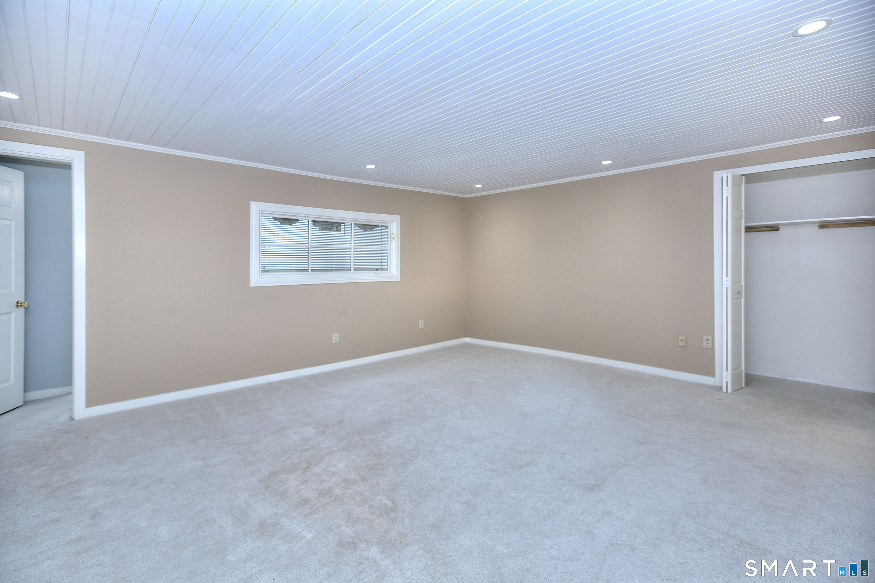 160 Glengarry Road, Unit 160 Fairfield, CT 06825 - Photo 26 of 31 a view of an empty room with a window