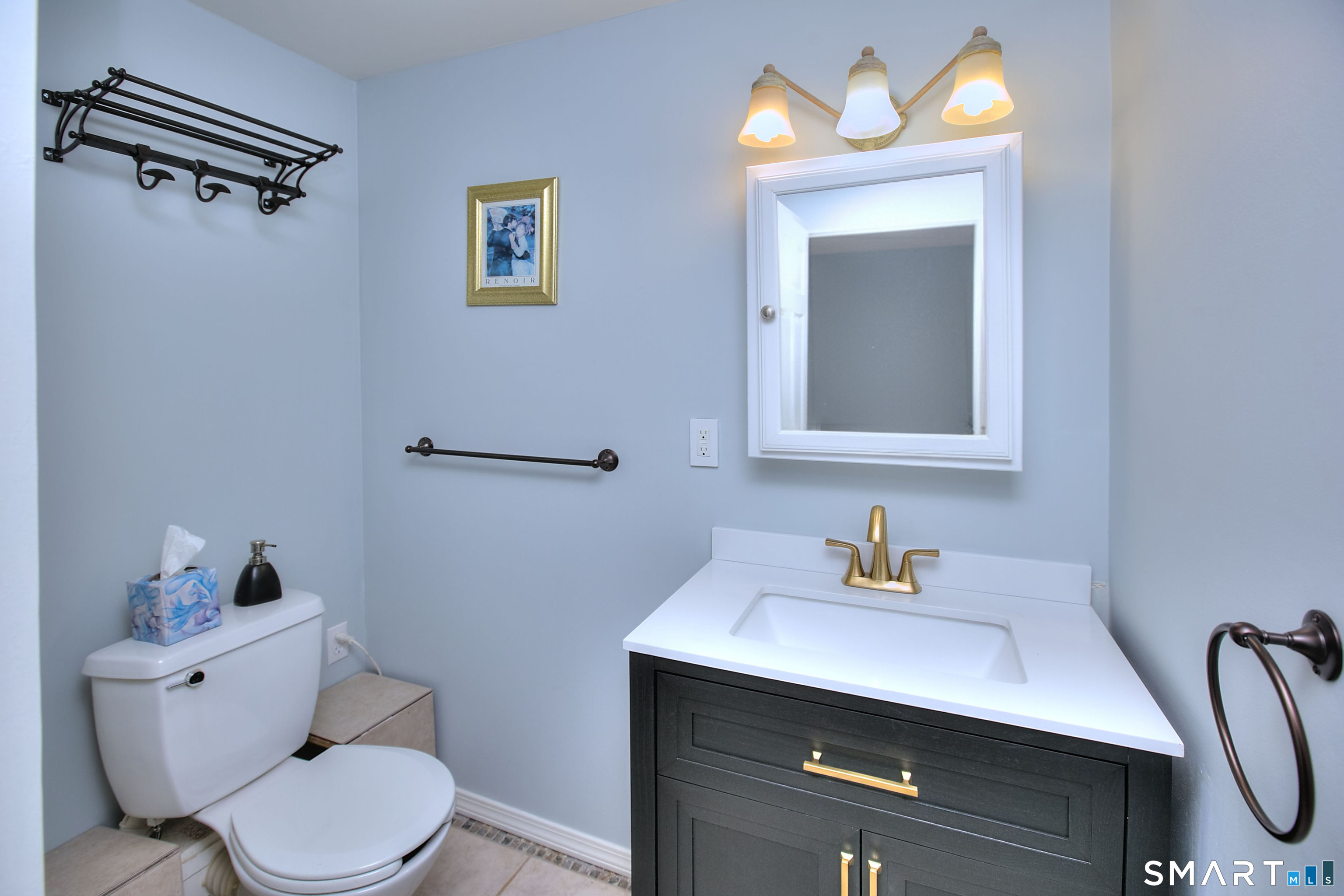 160 Glengarry Road, Unit 160 Fairfield, CT 06825 - Photo 10 of 31 a bathroom with a toilet sink and mirror