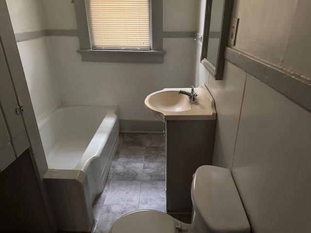 68 North Willett Street Memphis, TN 38104 - Photo 15 of 16 Bathroom featuring vanity, toilet, and a tub to relax in