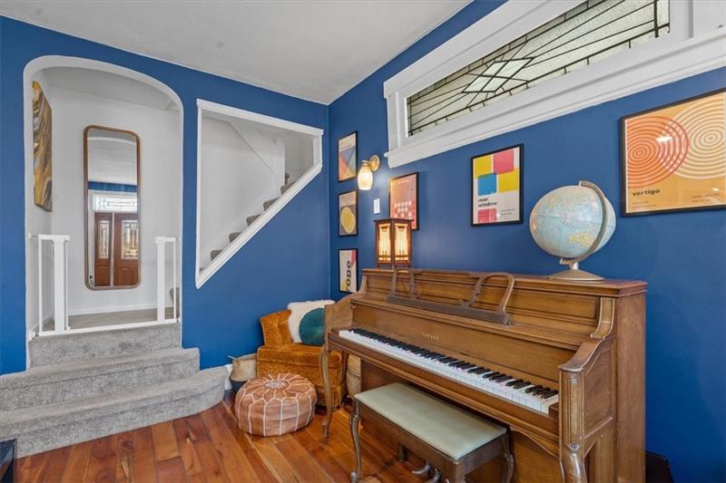89 Craighead Street Pittsburgh, PA 15211 - Photo 4 of 29 a view of a livingroom with furniture
