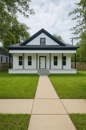 a view of a yard in front of house