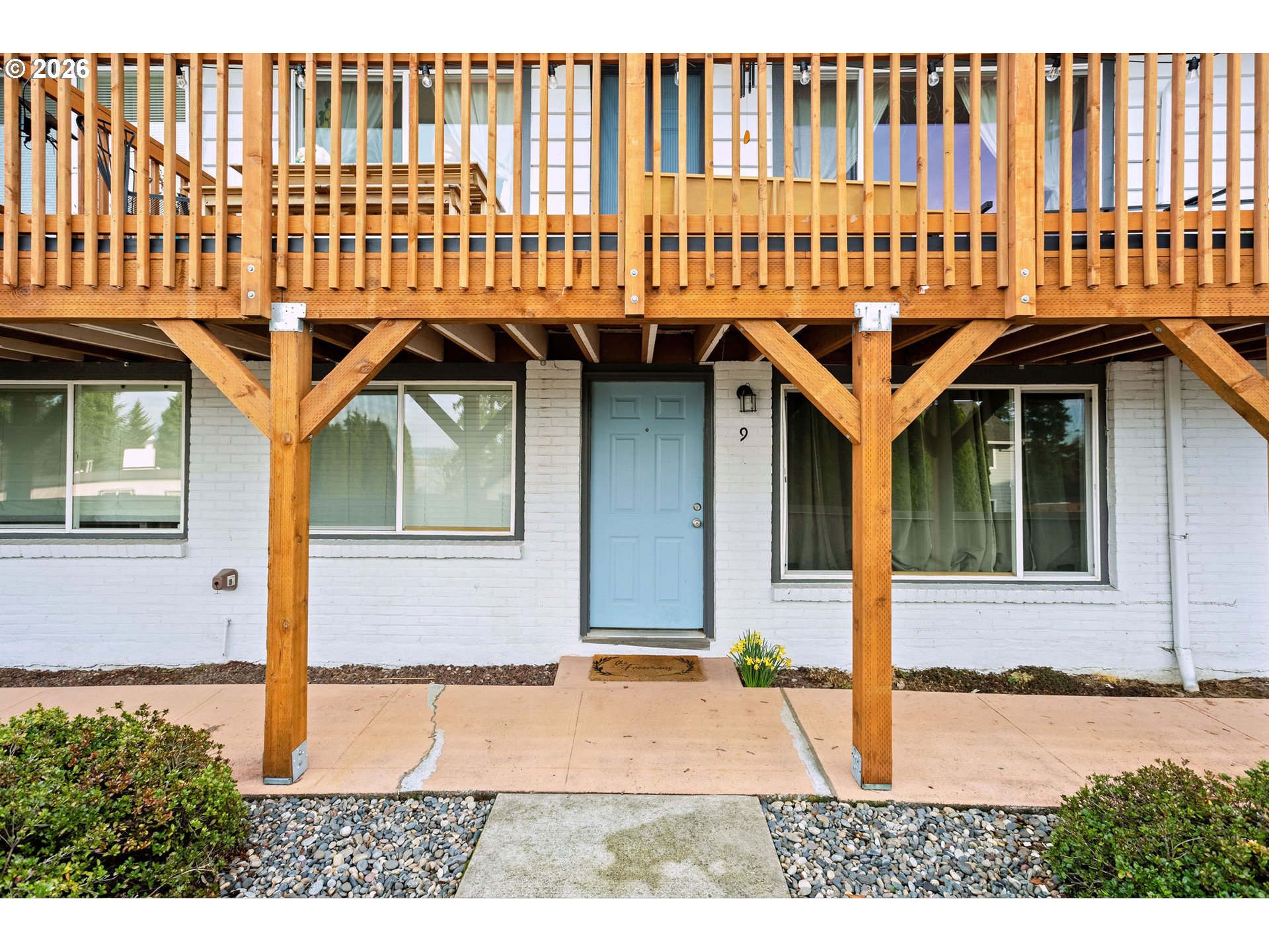 2102 Kelly Road, Unit 9 Vancouver, WA 98665 - Photo 2 of 29 a front view of a house with a garden