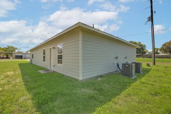 $1,500 | 201 North B N Bay Street, Anahuac, TX 77514