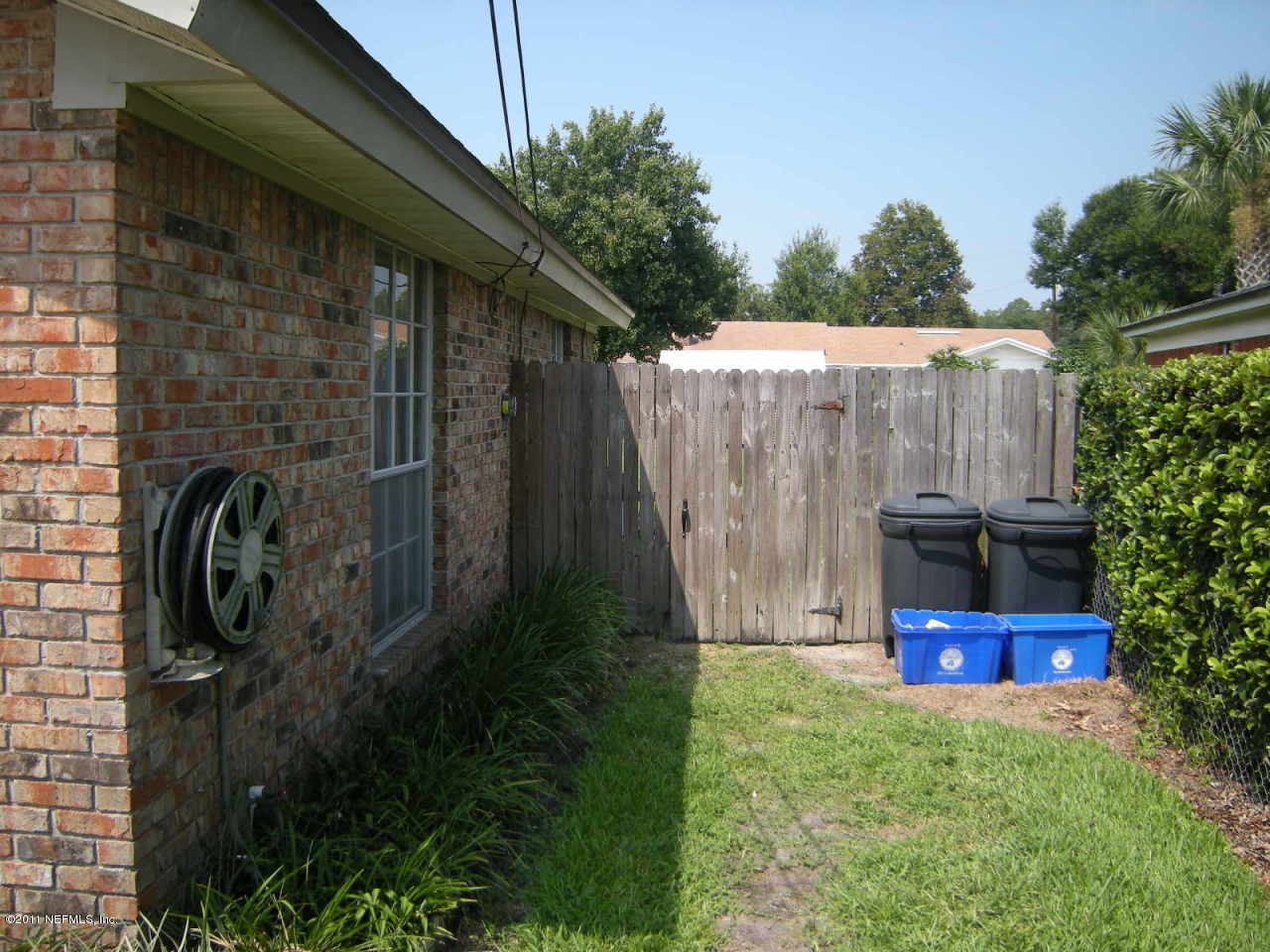 1028 Martinique Road Jacksonville, FL 32216 - Photo 3 of 33 Right side entrance