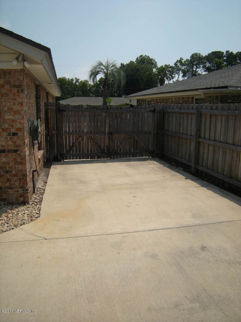 1028 Martinique Road Jacksonville, FL 32216 - Photo 4 of 33 Left side entrance