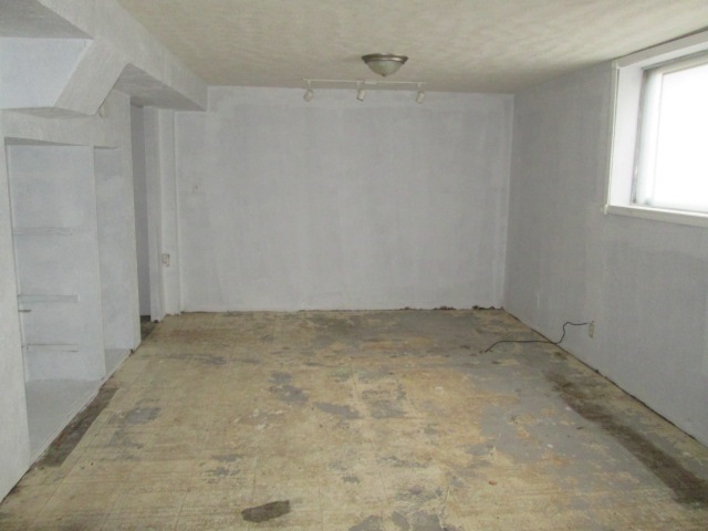 6334 North Randwick Road Peoria, IL 61615 - Photo 12 of 13 Gallery Image 12