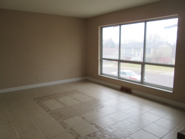 6334 North Randwick Road Peoria, IL 61615 - Photo 5 of 13 Gallery Image 5