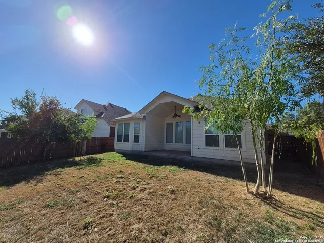 a view of a livingroom with a ceiling fan