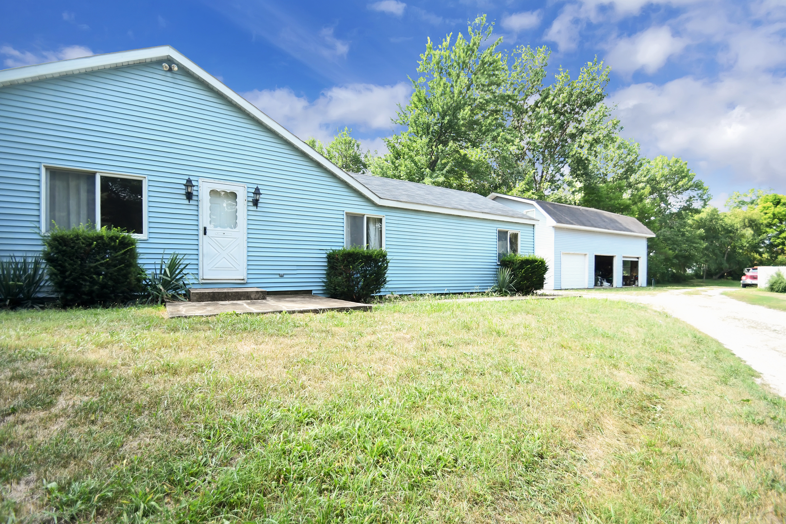 2855 North Dwight Road Morris, IL 60450 - Photo 3 of 15 a house view with a garden space