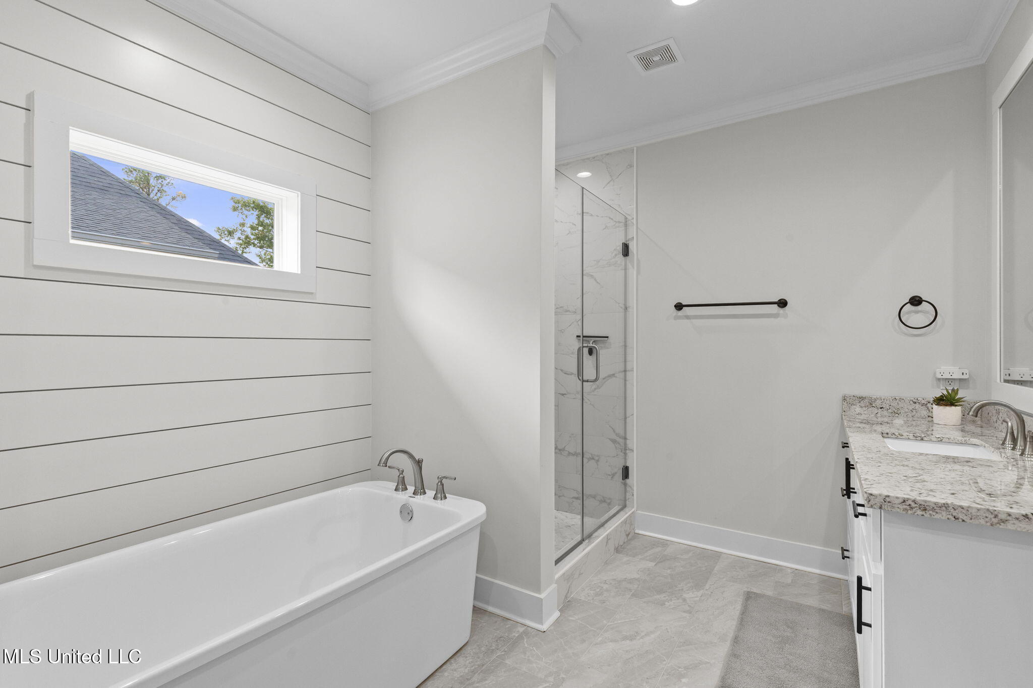 433 Crossvine Place Madison, MS 39110 - Photo 25 of 52 Master Bath