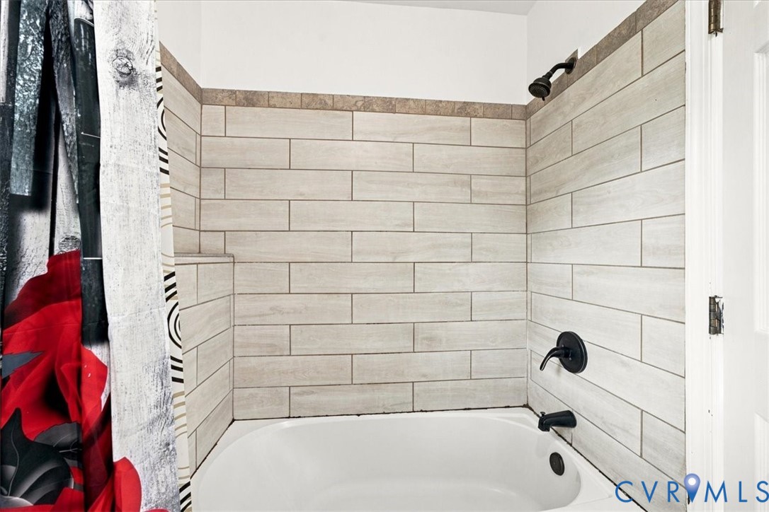 21103 Rabbit Run Petersburg, VA 23803 - Photo 15 of 27 Bathtub with subway tile surround, matte black fix