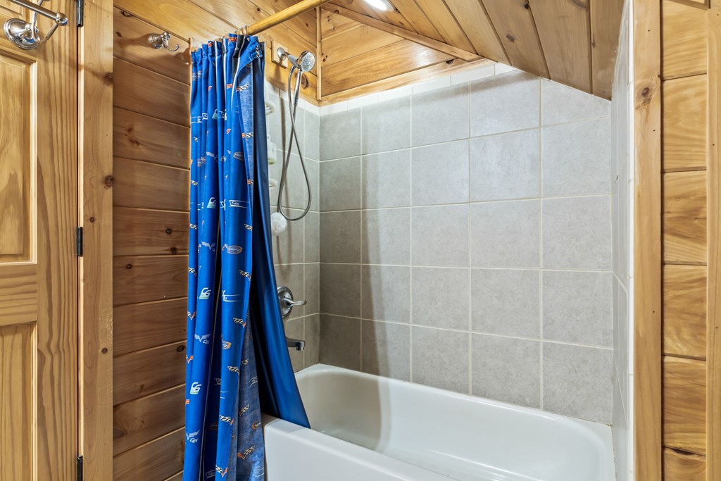 45 Turning Lay Road Morganton, GA 30560 - Photo 35 of 48 a bathroom with a bathtub