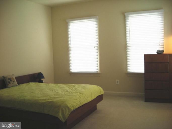 321 Cameron Station Boulevard Alexandria, VA 22304 - Photo 18 of 19 a bedroom with a bed and a window