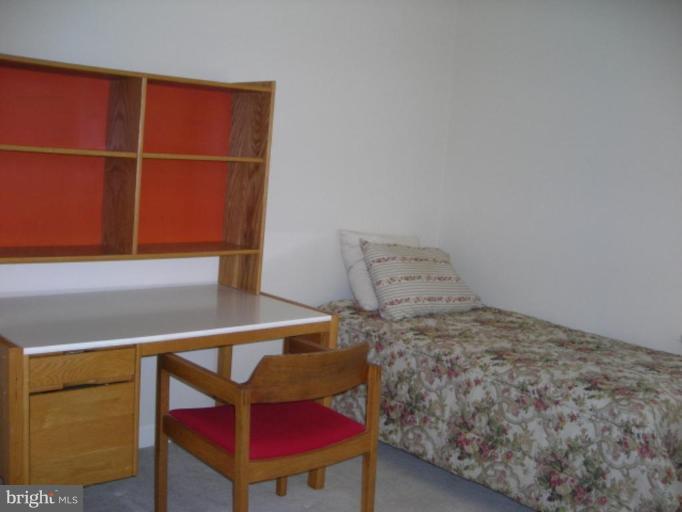 321 Cameron Station Boulevard Alexandria, VA 22304 - Photo 19 of 19 a room with a bed and a window