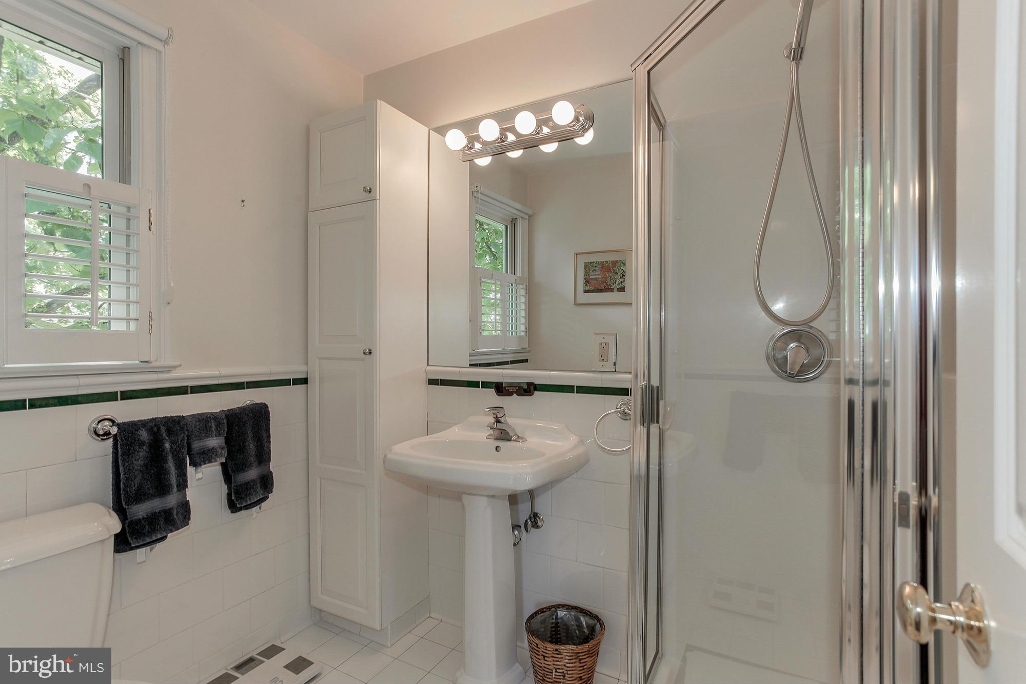 6807 19th Road North Arlington, VA 22213 - Photo 20 of 30 Bath