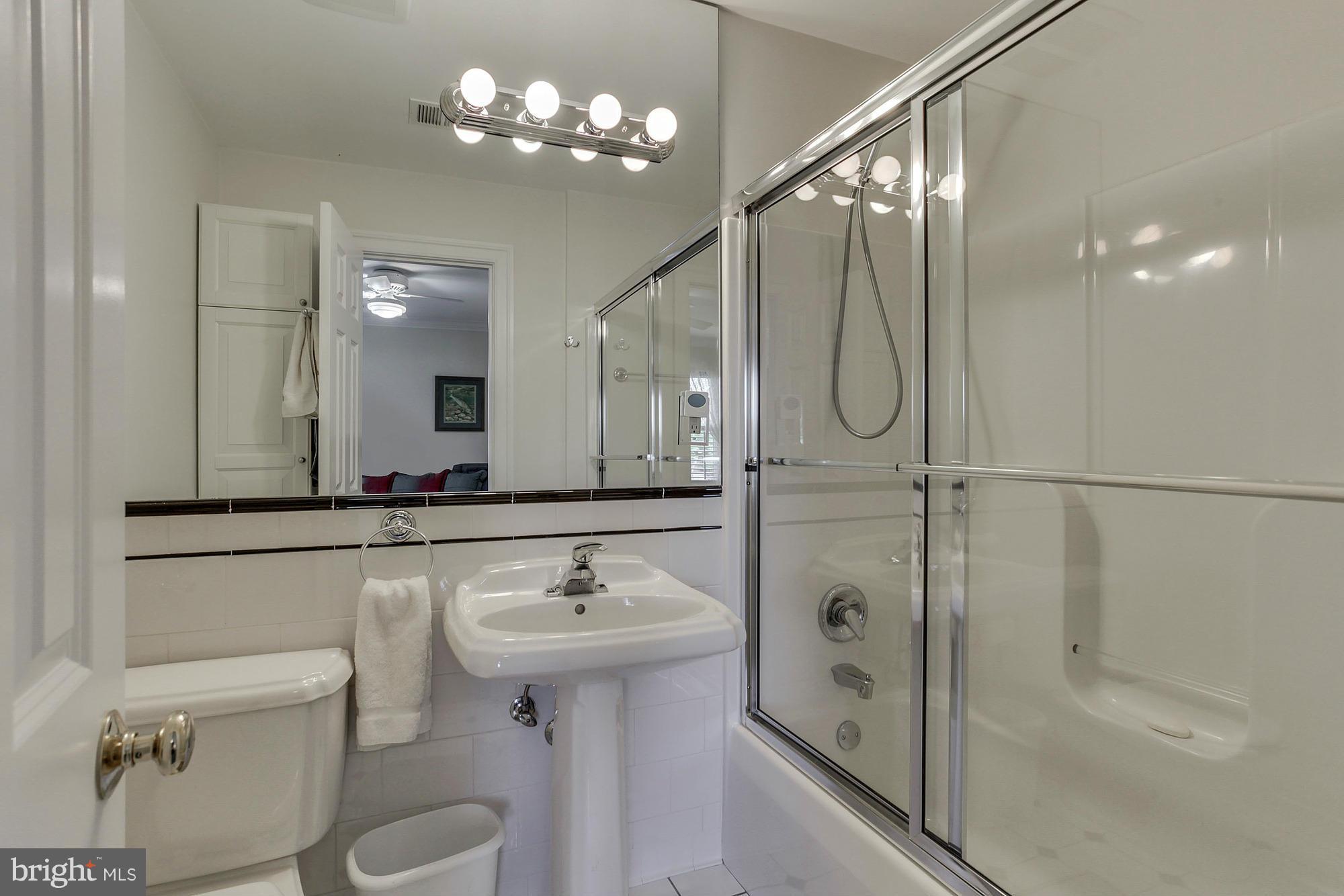 6807 19th Road North Arlington, VA 22213 - Photo 25 of 30 Bath
