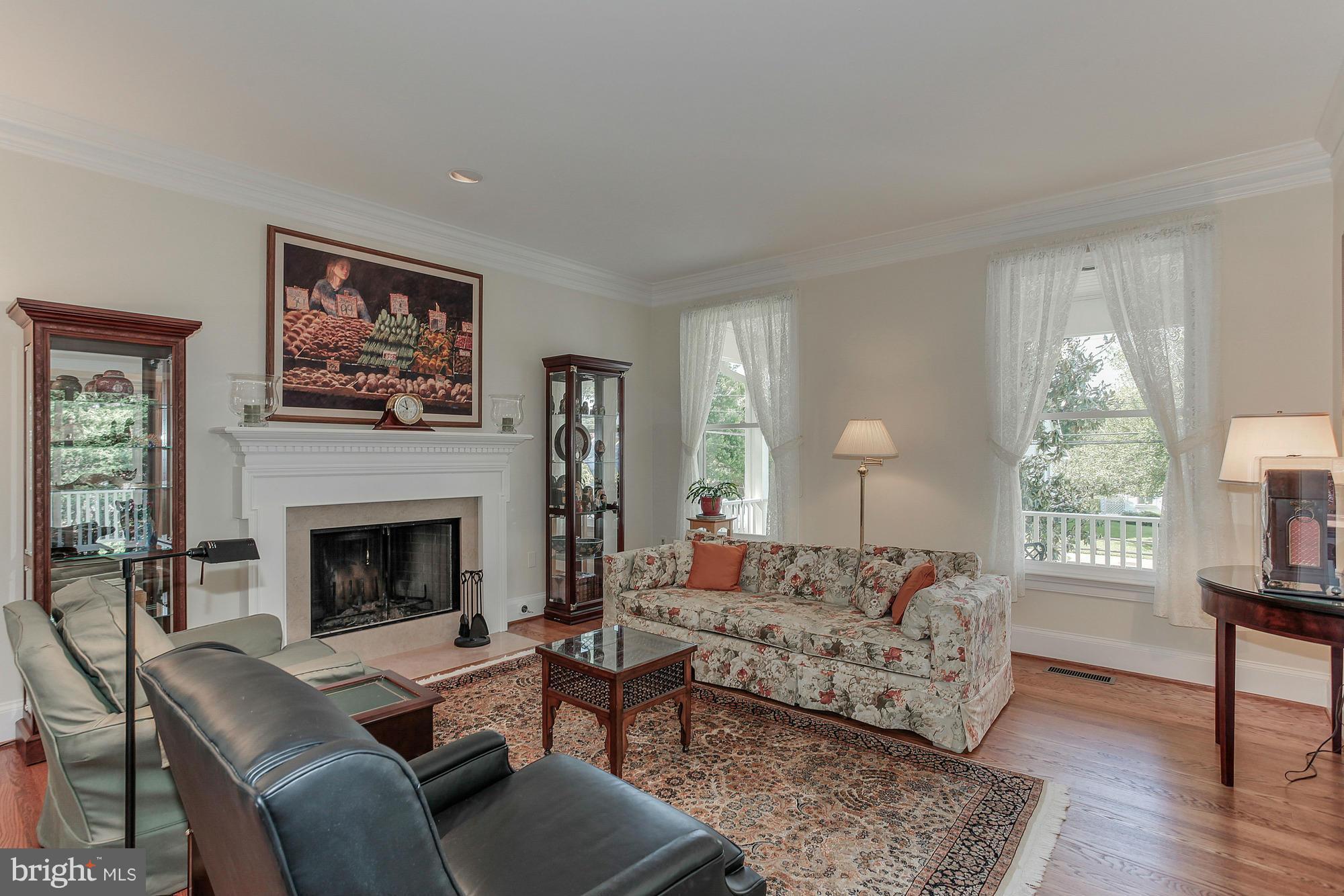 6807 19th Road North Arlington, VA 22213 - Photo 5 of 30 Living Room