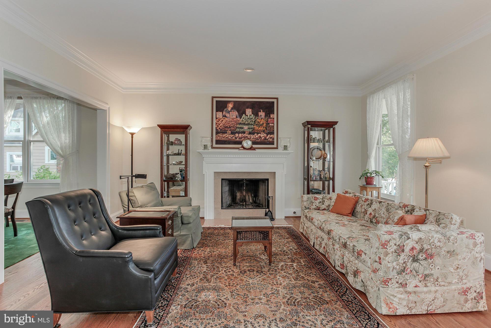 6807 19th Road North Arlington, VA 22213 - Photo 6 of 30 Living Room