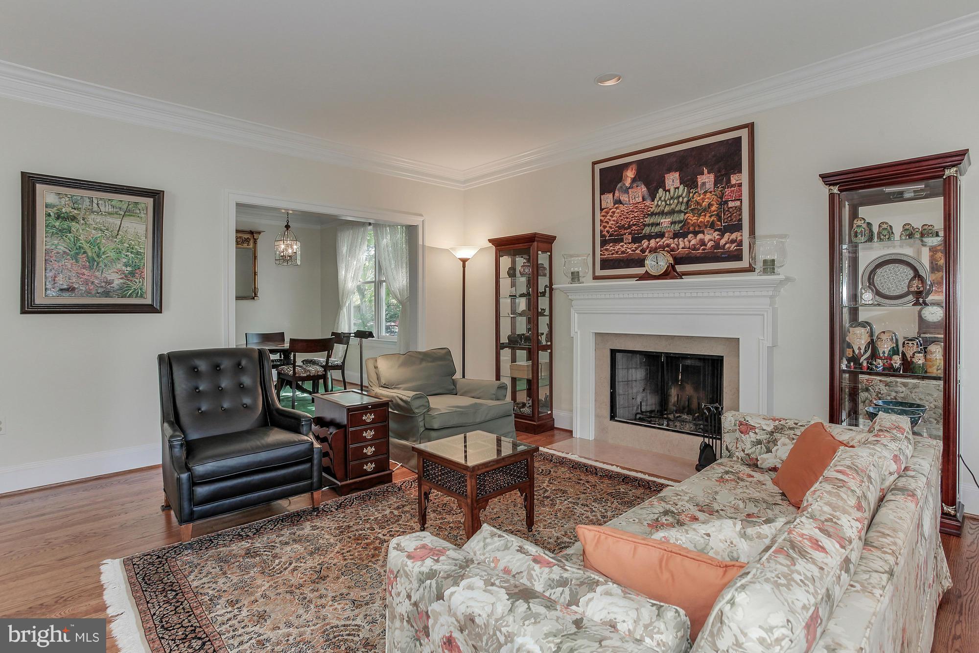 6807 19th Road North Arlington, VA 22213 - Photo 7 of 30 Living Room
