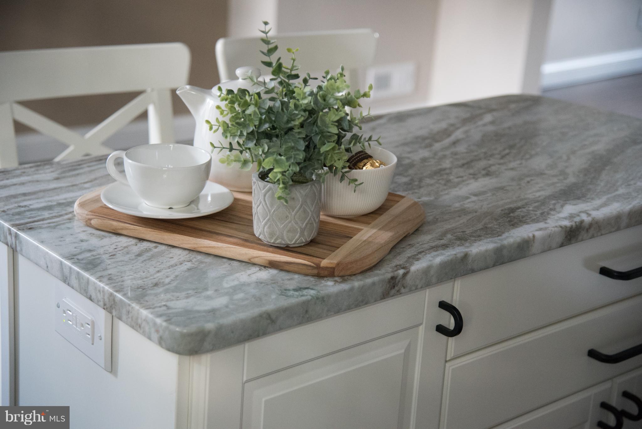 KITCHEN/ISLAND