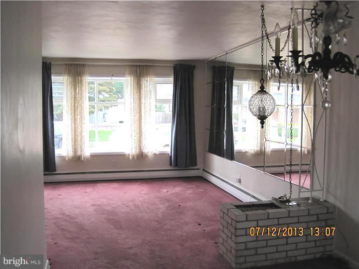 1605 6th Avenue Folsom, PA 19033 - Photo 8 of 17 Living Room