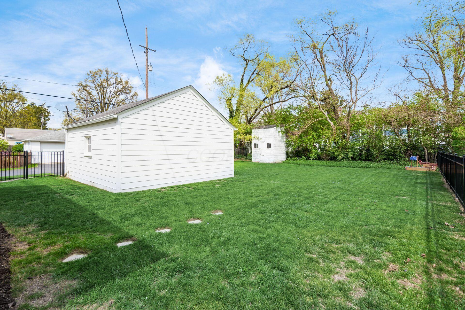 432 South Chesterfield Road Columbus, OH 43209 - Photo 46 of 60 Yard and Garage