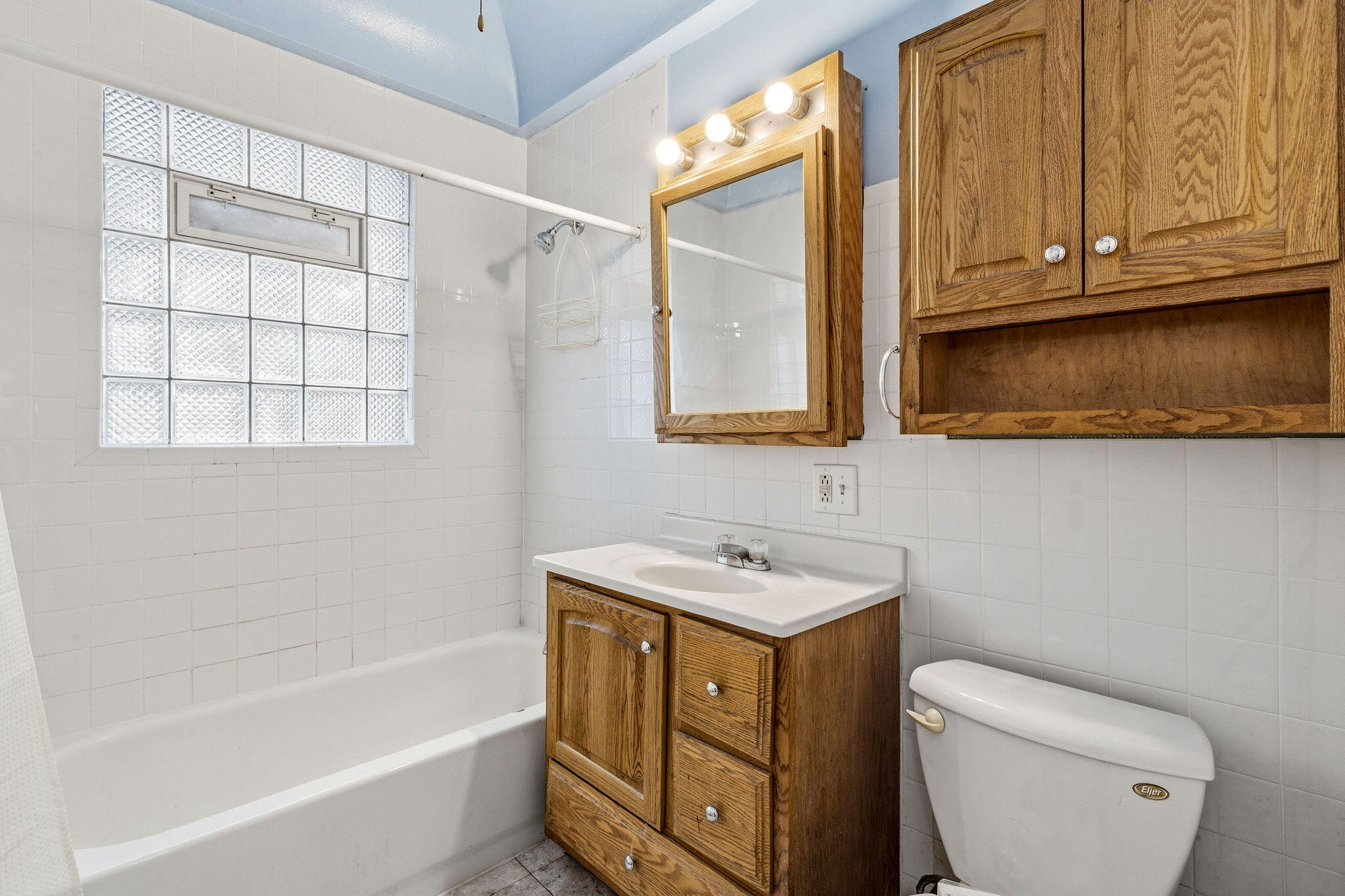 1526 North Hawley Road, Unit 1528 Milwaukee, WI 53208 - Photo 20 of 30 Guest Bath off of hall