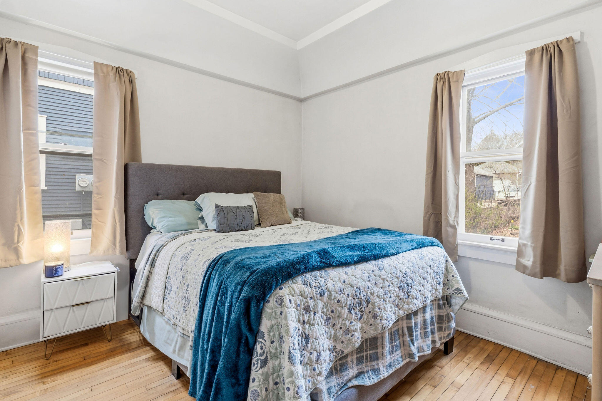 1526 North Hawley Road, Unit 1528 Milwaukee, WI 53208 - Photo 22 of 30 With en suite bathroom & tray ceiling