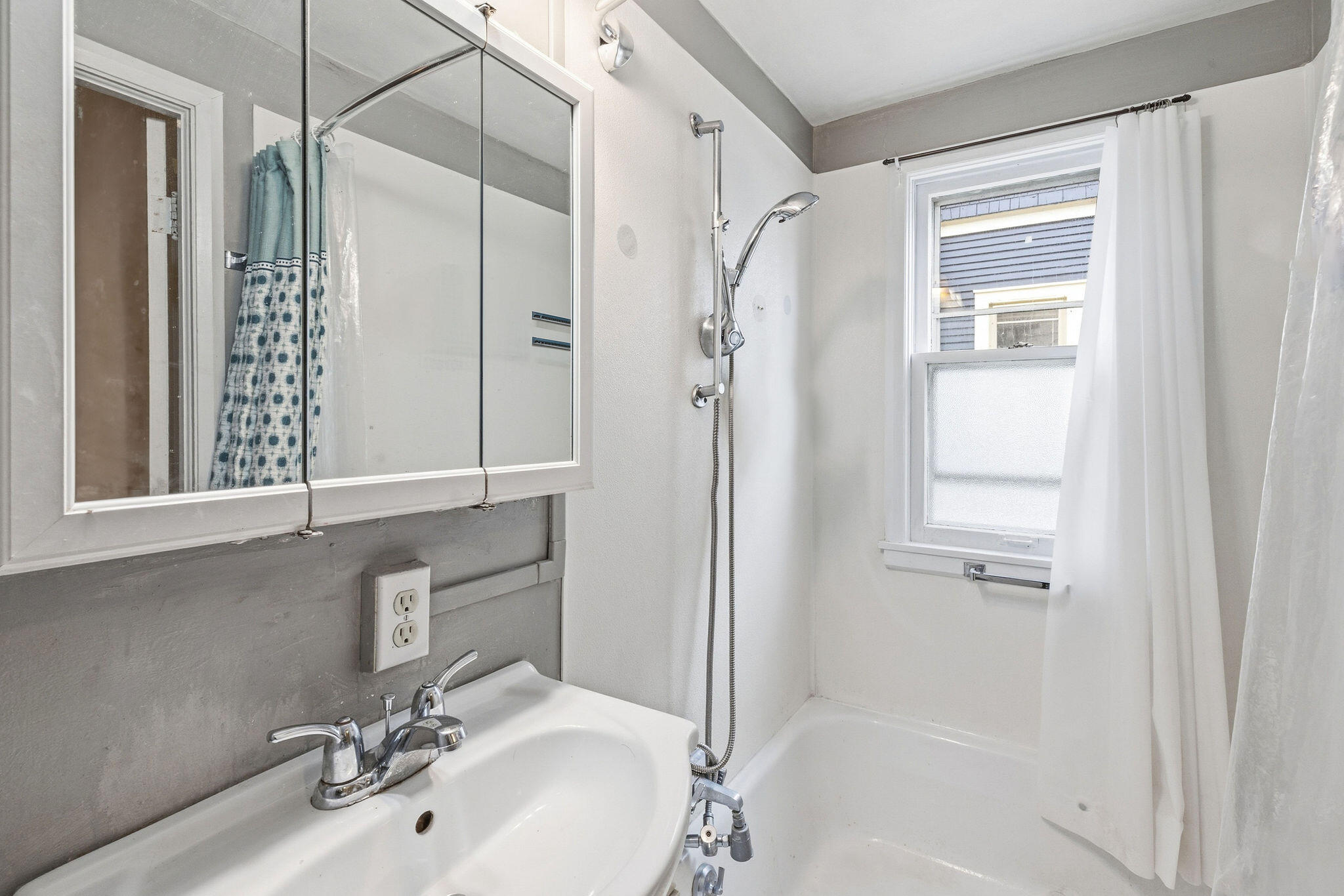 1526 North Hawley Road, Unit 1528 Milwaukee, WI 53208 - Photo 23 of 30 Primary bath off of bedroom