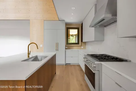 $6,725,000 | 6635 Highway 22, Wilson, WY 83014