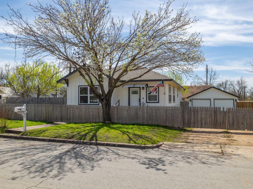 1401 West 7th Street Taylor, TX 76574 - Photo 1 of 1