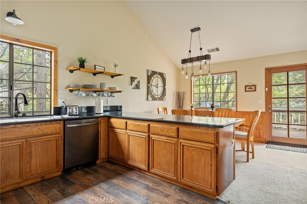 1108 Grass Valley Road Lake Arrowhead, CA 92352 - Photo 33 of 70 Breakfast Bar, Dining area