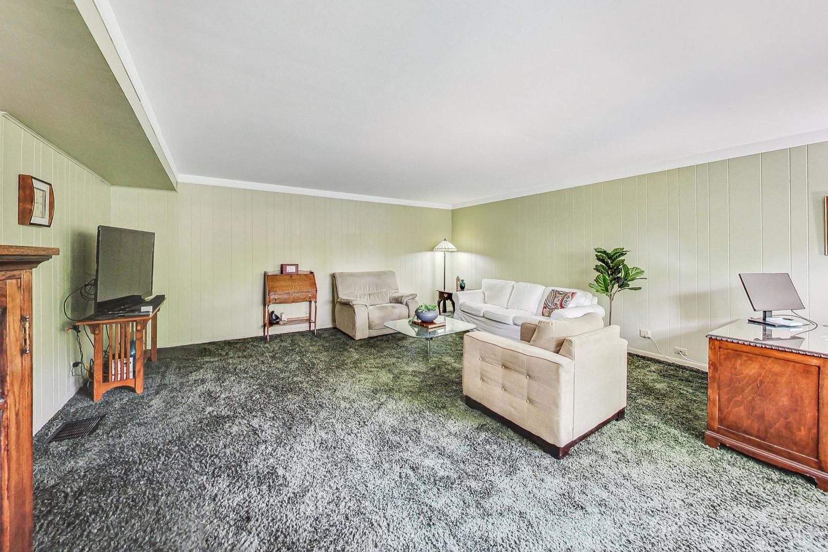 910 Whitegate Drive Mount Prospect, IL 60056 - Photo 18 of 38 a living room with furniture and a flat screen tv