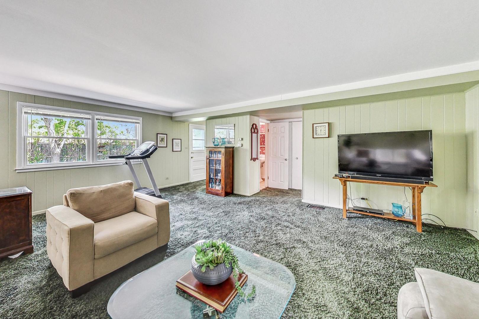 910 Whitegate Drive Mount Prospect, IL 60056 - Photo 19 of 38 a living room with furniture and a flat screen tv