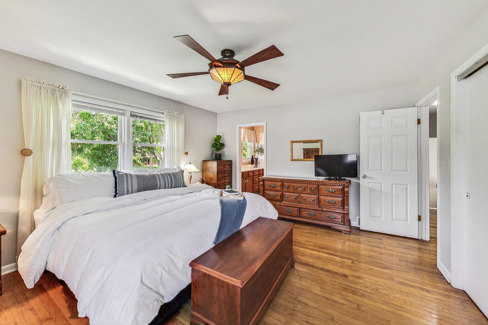 910 Whitegate Drive Mount Prospect, IL 60056 - Photo 23 of 38 a bed room with a bed and furniture