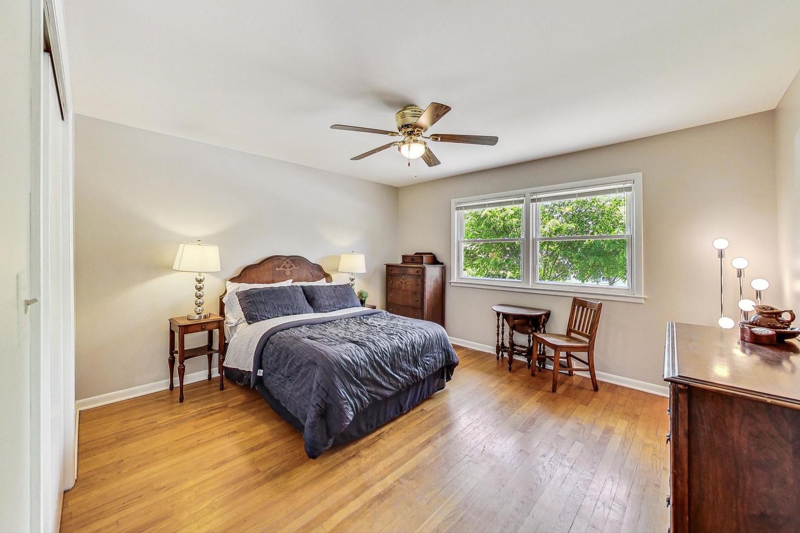 910 Whitegate Drive Mount Prospect, IL 60056 - Photo 25 of 38 a bedroom with a bed and a desk