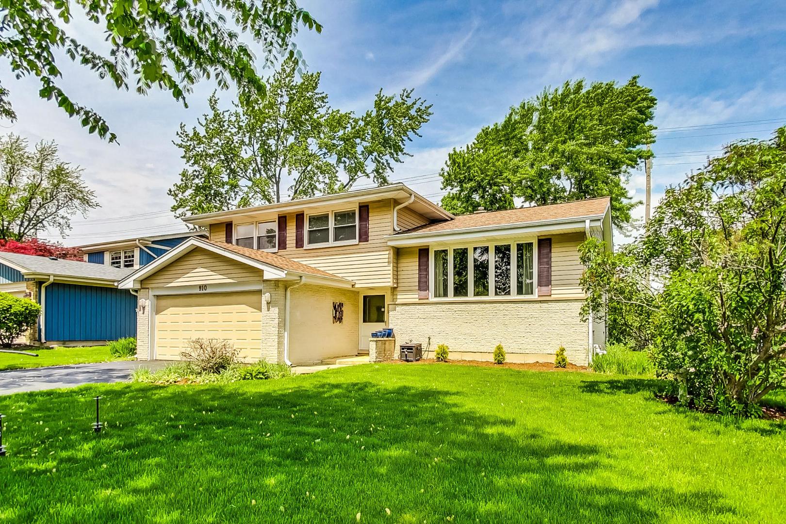 910 Whitegate Drive Mount Prospect, IL 60056 - Photo 3 of 38 a front view of a house with a garden