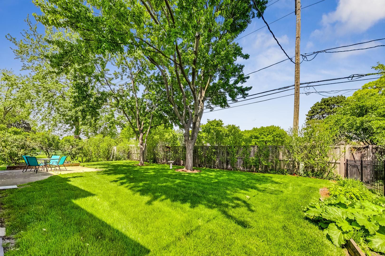 910 Whitegate Drive Mount Prospect, IL 60056 - Photo 34 of 38 a view of a backyard with large trees