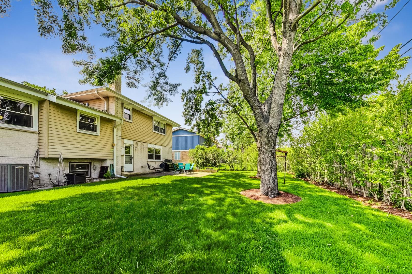 910 Whitegate Drive Mount Prospect, IL 60056 - Photo 35 of 38 a view of a house with a back yard