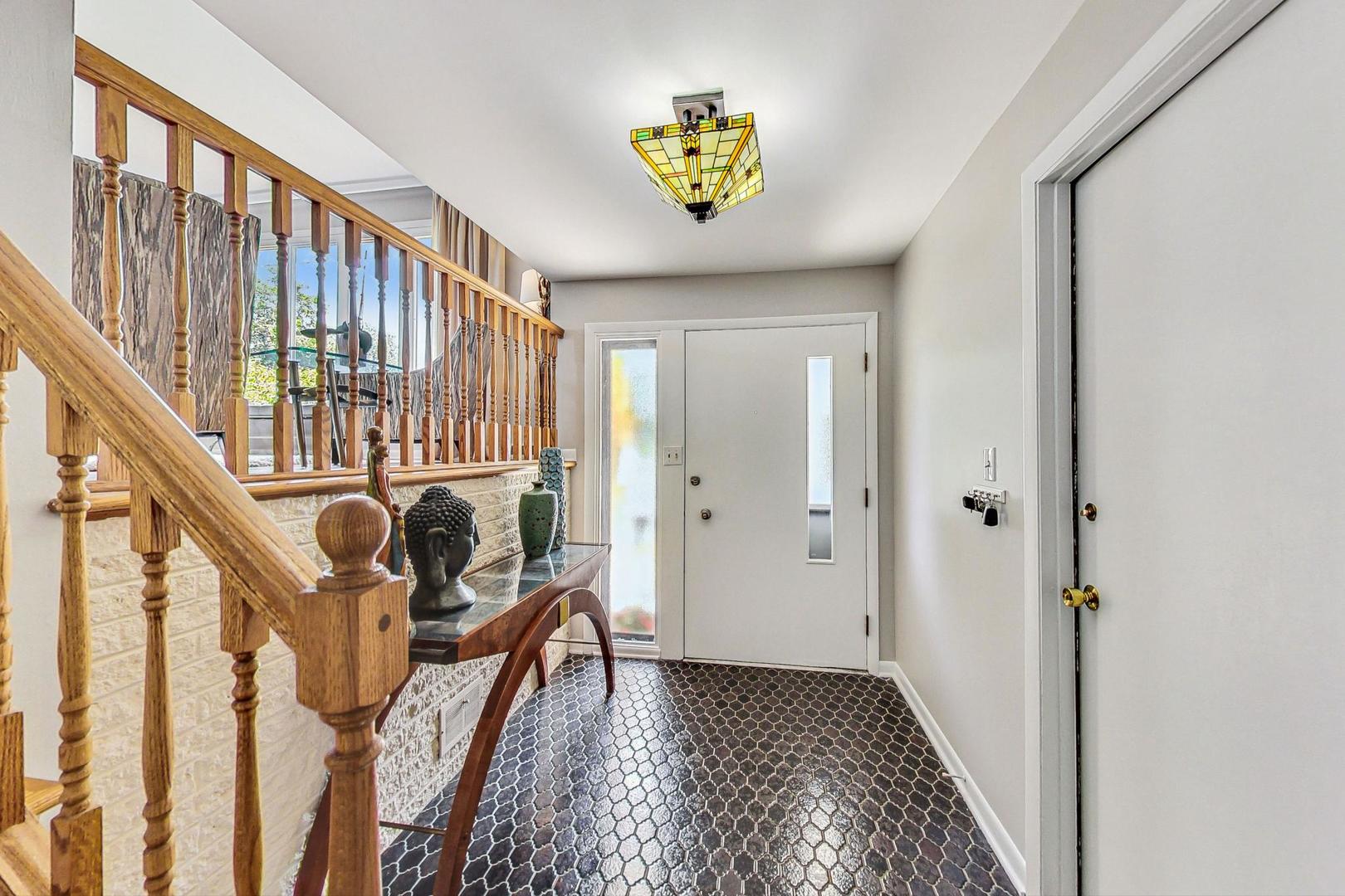 910 Whitegate Drive Mount Prospect, IL 60056 - Photo 5 of 38 a view of an entryway with wooden floor