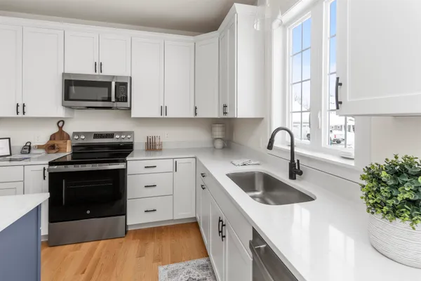 $819,900 | 35 The Cliffs, Unit 35, Auburn, NH 03032