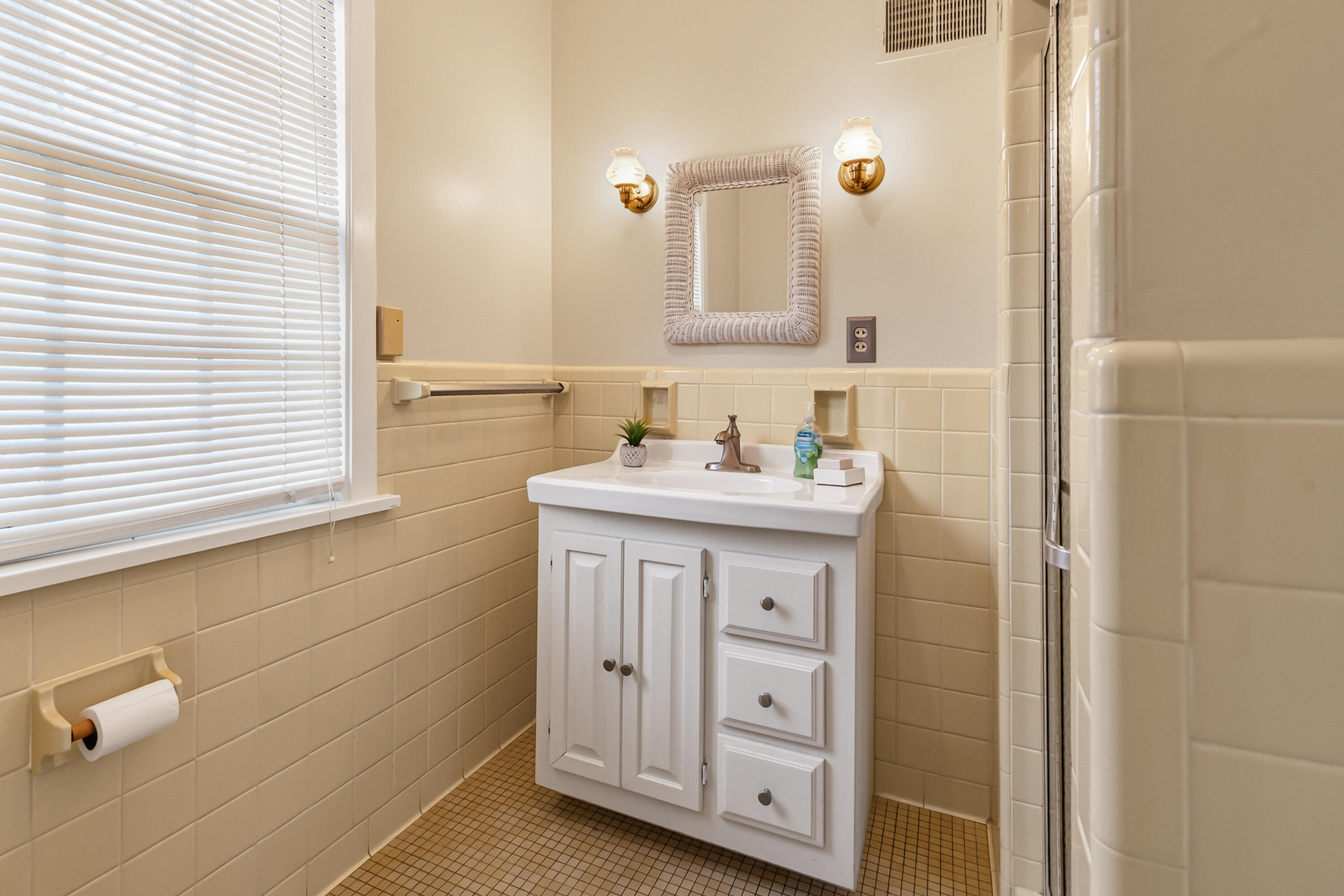 7307 North Bridge Lane Fox Point, WI 53217 - Photo 38 of 86 Bathroom 1 (1st Floor)