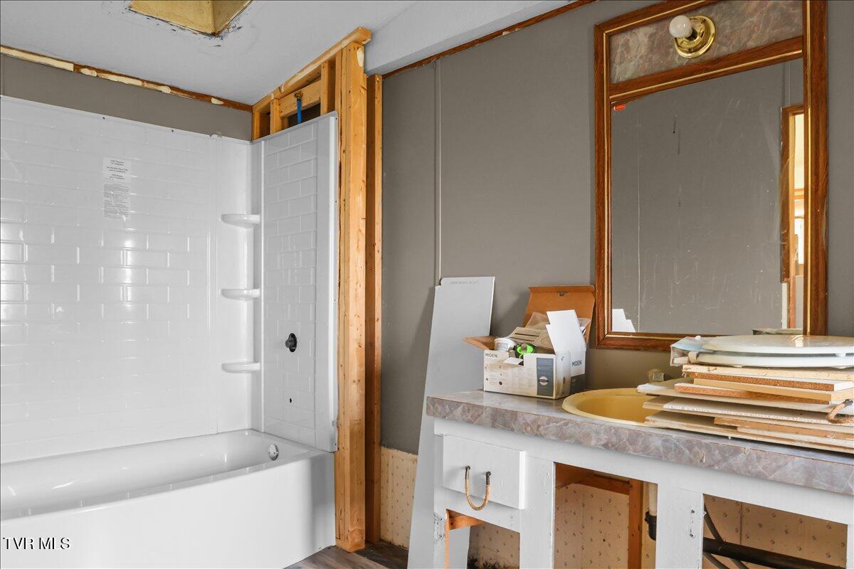 762 Milburnton Road Limestone, TN 37681 - Photo 14 of 31 18-Master Bathroom