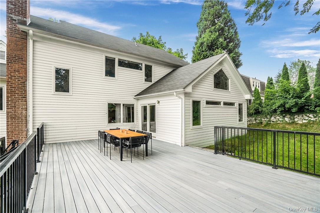 4 Parkfield Road Scarsdale, NY 10583 - Photo 27 of 33 Close-up of amazing new Trex deck.