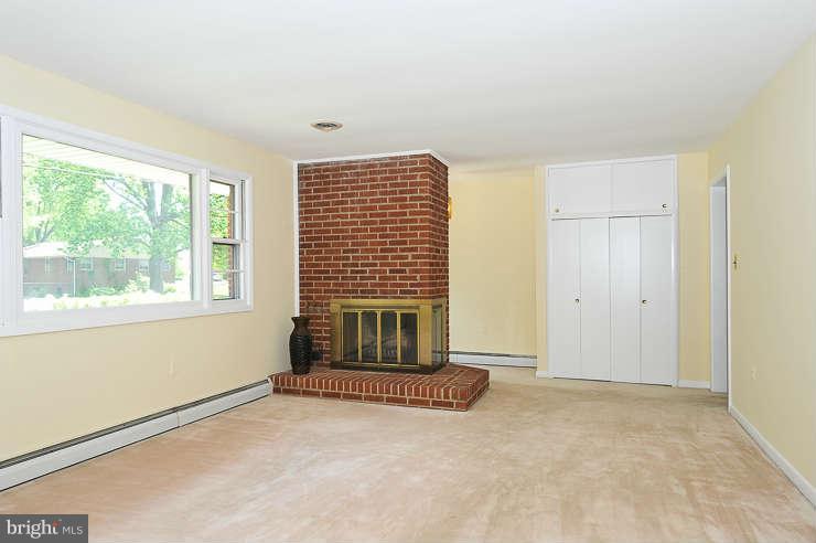507 Moorefield Road Southwest Vienna, VA 22180 - Photo 3 of 30 Living Room