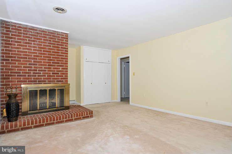 507 Moorefield Road Southwest Vienna, VA 22180 - Photo 4 of 30 Interior (General)