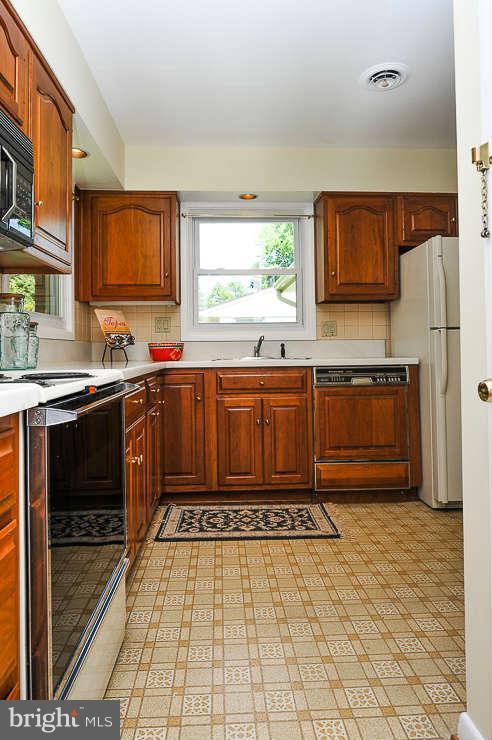 507 Moorefield Road Southwest Vienna, VA 22180 - Photo 10 of 30 Kitchen