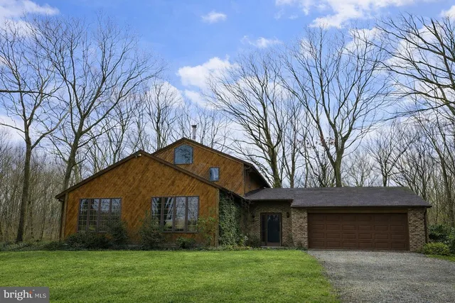 a view of front of a house with a yard