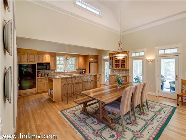 8 Fishermans Knot Road Edgartown, MA 02539 - Photo 12 of 19 http://d1qzqeyxiitrap.cloudfront.net/photos/32719/600/9ec43c59.jpg