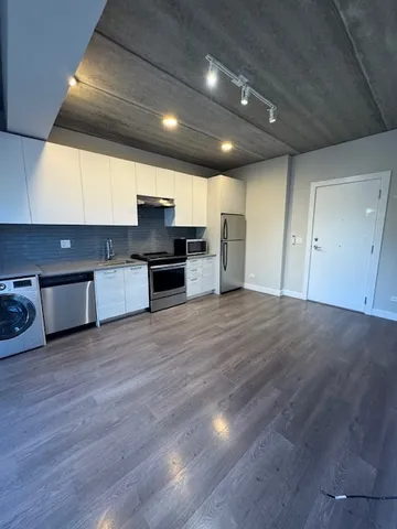 $1,425 | 2407 West Eastwood Avenue, Unit 406, Chicago, IL 60625